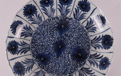 (-), A blue/white porcelain contoured dish, China, Kangxi,...