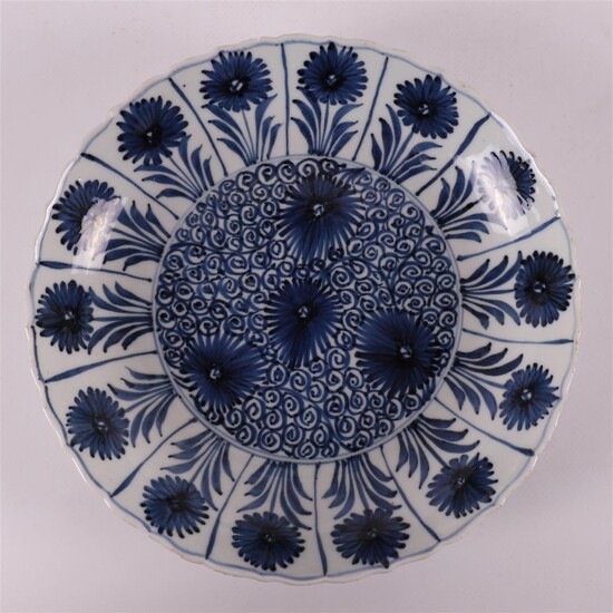 (-), A blue/white porcelain contoured dish, China, Kangxi,...
