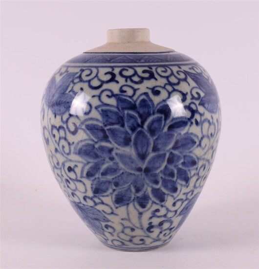 (-), A blue/white porcelain tea caddy, China 20th...