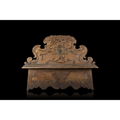 A carved and lacquered wooden settle decorated with a coat of arms. Tuscany, 18th century (cm 171x130x42) (defects)
