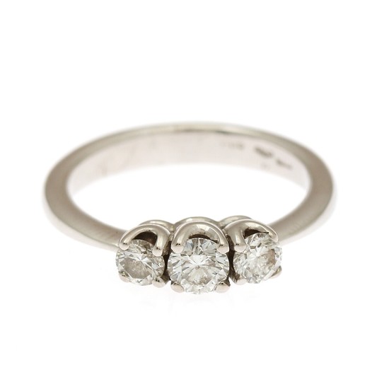 A diamond ring set with three brilliant-cut diamonds totalling app. 0.60 ct., mounted in 18k white gold. Size 53. I-J/VS-SI.
