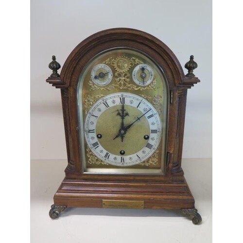 A good quality oak presentation chiming mantle clock, chimin...
