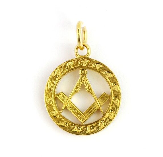 A hallmarked 15ct yellow gold Masonic pendant, L. 3cm.
