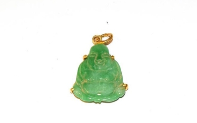 A jade pendant depicting a seated Buddha, length 3.0cm