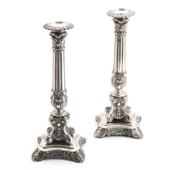 A pair of 19th century silver candlesticks, decorated with acanthus, flowers and ears. 13 standard. H. 30 cm. (2)
