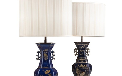 A pair of Chinese powder blue porcelain vases | Paire de vases en porcelaine bleu poudré de Chine