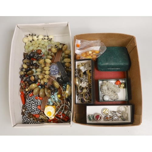 A quantity of mixed costume jewellery, including rings, neck...