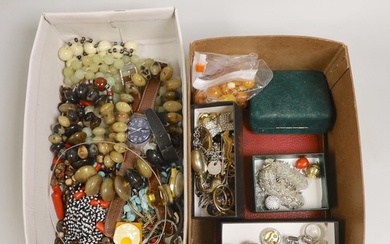 A quantity of mixed costume jewellery, including rings, neck...