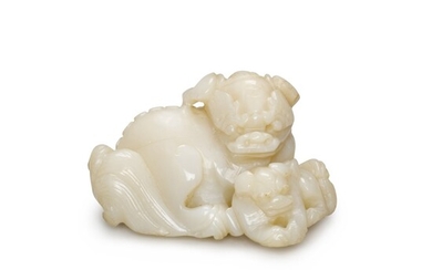 A small carved hardstone 'lion and cub' group | 硬石太獅少獅把件