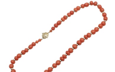 AN ANTIQUE SINGLE ROW CORAL BEAD NECKLACE. the coral beads a...