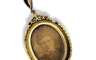 AN EDWARDIAN 9CT GOLD OVAL PENDANT LOCKET With compartments ...