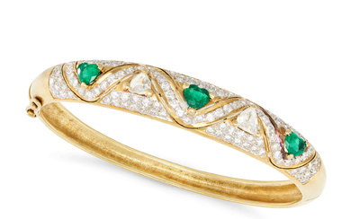 AN EMERALD AND DIAMOND BANGLE in 18ct yellow gold, ...