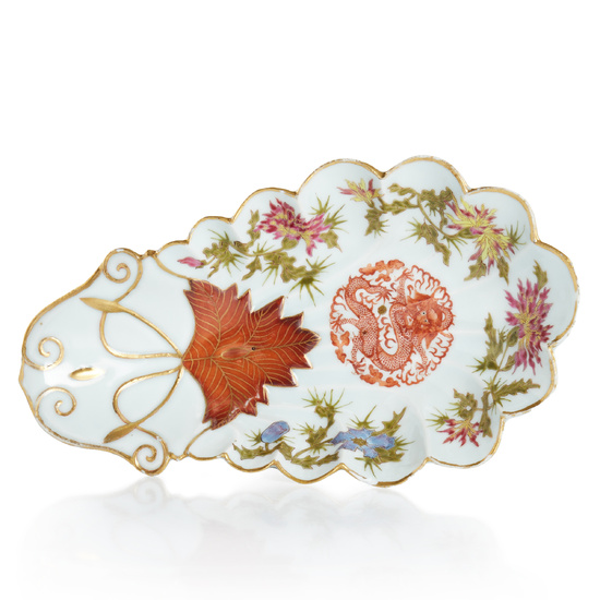 AN UNUSUAL CHINESE FAMILLE ROSE PORCELAIN SCALLOP SHAPE 'DRAGON ROUNDEL' DISH.