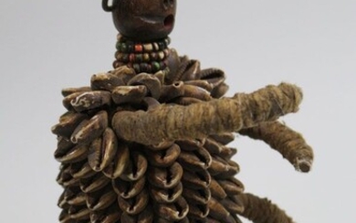 Afrique. Belle poupée Namji "araignée" au corps recouvert de cauris. Rare.