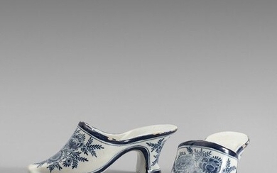 Allemagne, Bayreuth Paire de grands souliers à talons à décor camaïeu bleu de bouquets de...