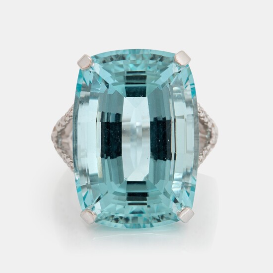 An 18K white gold ring set with a faceted aquamarine weight 29.09 cts