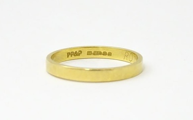 An 18ct gold ring / wedding band. Ring size approx. O Please Note - we do not make reference to the