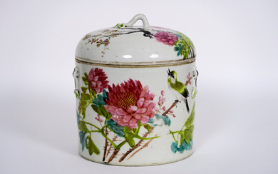 Antique Chinese lidded pot in marked porcelain with a polychrome decor with birds and flowers - height : 21 cm |||antique Chinese lidded pot in marked porcelain with a polychrome decor with birds and flowers