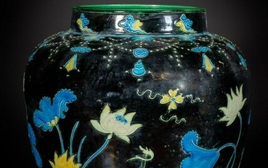 Arte Cinese A large fahua jar over blue ground China