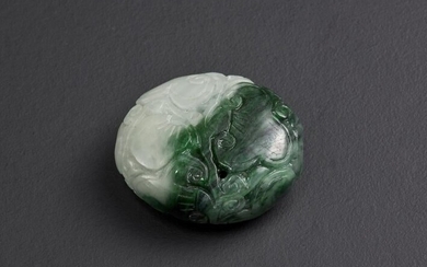 Arte Cinese Jadeite pendant. China, 20th century.