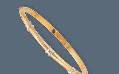 BRACELET RIGIDE en or jaune (750) à trois noeuds. Diam. 6,5 cm - Poids brut...