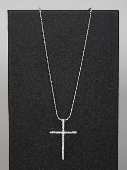 Bijou Pendentif en forme de crucifix, en or blanc dix-huit carats serti de brillants, et,...