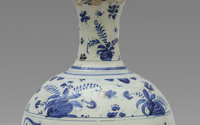 Bottiglia in ceramica decorata a fiori blu su fondo bianco, scritta medicinale...