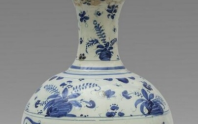 Bottiglia in ceramica decorata a fiori blu su
