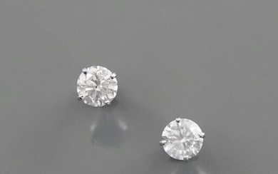 Boutons d'oreilles en or gris, 750 MM, l'un orné d'un diamant taille brillant pesant 1,03...