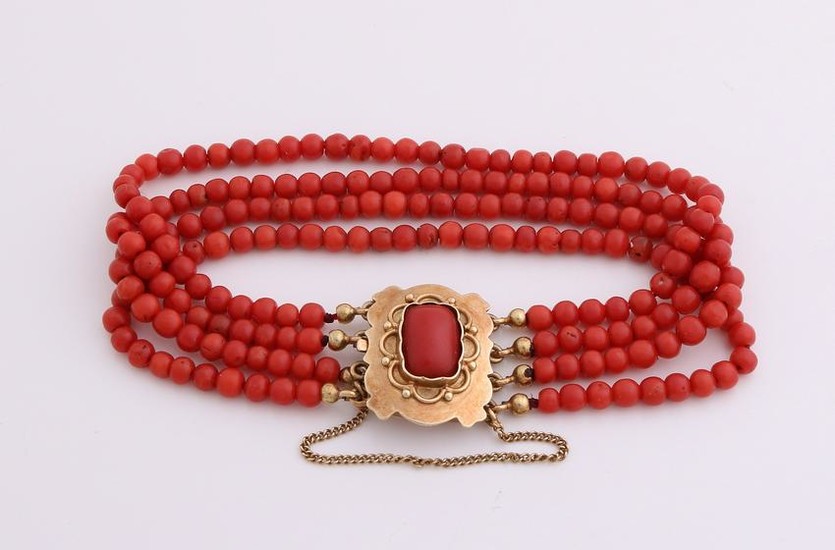 Bracelet coral with yellow gold clasp with coral