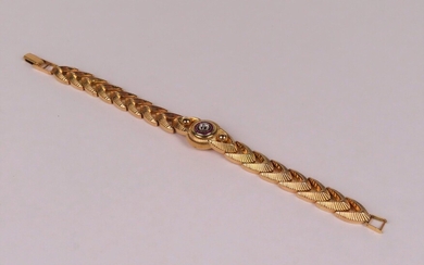 Bracelet en or jaune 750 millièmes centré d'un diamant d'environ 0,9 carat dans un entourage...