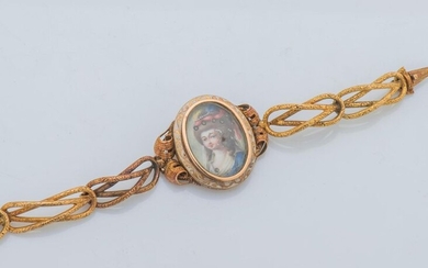Bracelet in 18K yellow gold (750 thousandths) composed of a miniature depicting the profile of a young woman in the fashion of the 18th century, painted on porcelain and set with five rose-cut diamonds in a frame set with white enamel, supported by...
