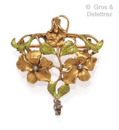 Broche pendentif en or jaune émaillé vert à décor de fleurs serties de diamants taillés...