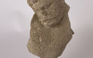Buste en calcaire sculpté d'un personnage moustachu. Représentation d'un gaulois ou art du Gandhara ?...