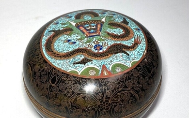 CHINE Boite ronde couverte en bronze cloisonné et émaux polychromes à décor d'un dragon H.:...