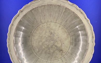 CHINE, Dynasie MING (1368-1644) Plat en céramique céladon. H. : 7 cm. ; D. :...