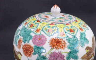 CHINE. Pot a gingembre en porcelaine émaillée à décor polychrome de fleurs et d'oiseaux. Marque...