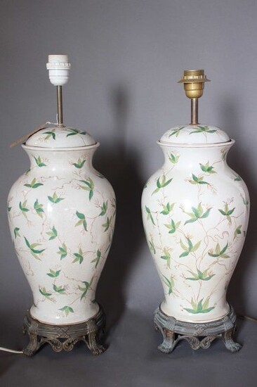 CHINE, XXe siècle PAIRE DE VASES COUVERTS de forme balustre en porcelaine émaillée polychrome à...