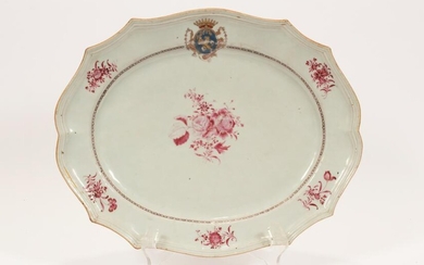 CHINESE EXPORT ARMORIAL PORCELAIN PLATTER, 18TH C, W