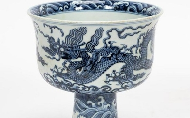 CHINESE MING STYLE BLUE & WHITE PORCELAIN STEM CUP