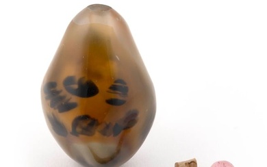 CHINESE SHADOW AGATE SNUFF BOTTLE Late 19th Century Height 2.25". Pink quartz stopper.