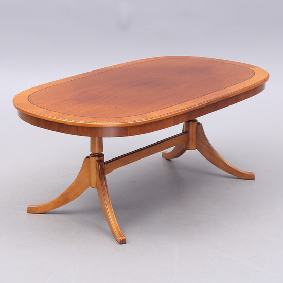 COFFEE TABLE, English style, second half of the 20th century.