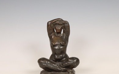 Charlotte van Pallandt (1898-1997), bronzen sculptuur van vrouw in keermakers zit met handen boven hoofd, ca. 1952-1954.