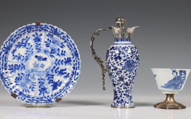 China, blauw-wit porseleinen miniatuur vaas, 18e eeuw