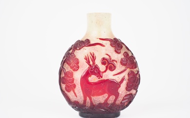 Chine, fin XIXe siècle, Flacon tabatière en verre overlay rouge sur fond translucide à décor...