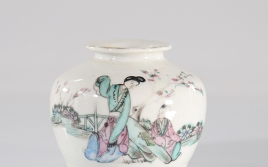 Chine petit vase d'artiste à décor de personnages