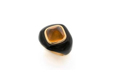 Christine ESCHER Ring in 18K yellow gold (750‰) et wood, set with an orange moonstone cut in a
