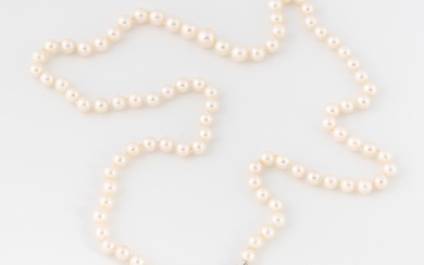 Collier de perles de culture blanches en chute, fermoir noeud en or gris (750), orné...