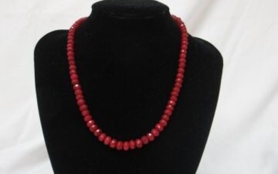 Collier en perles de rubis, fermoir en argent orné d'une améthyste. Long.: 46 cm