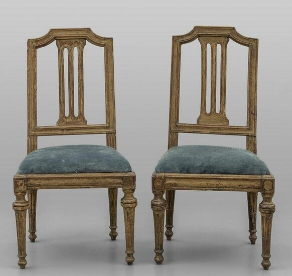 Coppia di sedie Luigi XVI in legno laccato chiaro